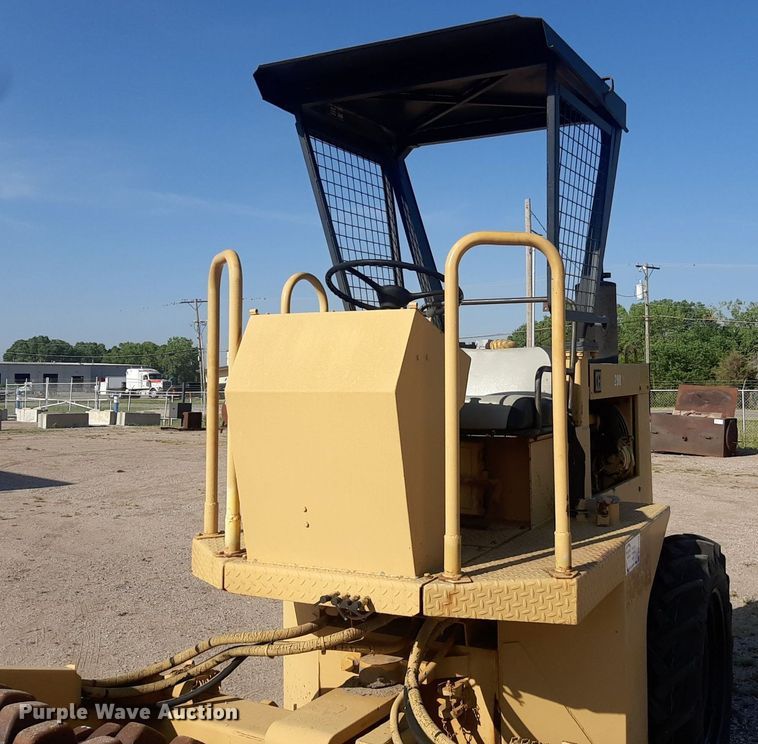 image for item DO3099 1989 Caterpillar CP-323 single drum vibratory roller