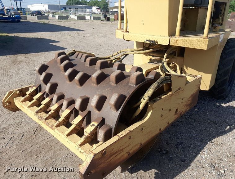 image for item DO3099 1989 Caterpillar CP-323 single drum vibratory roller