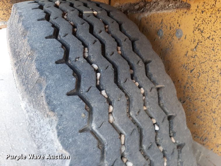 image for item DO3119 Etnyre FWD  chip spreader