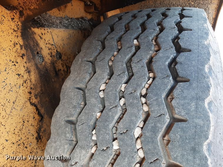 image for item DO3119 Etnyre FWD  chip spreader