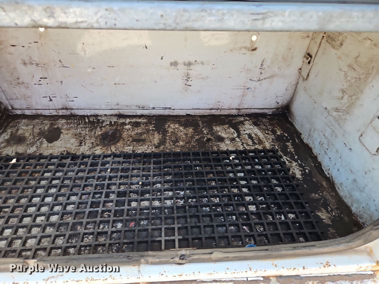 image for item DP2417 2003 Ford F550 Super Duty XL  utility / service truck