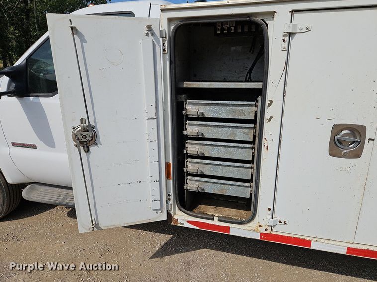 image for item DP2417 2003 Ford F550 Super Duty XL  utility / service truck