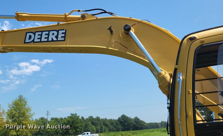 image for item DP5237 2000 John Deere 200LC  excavator