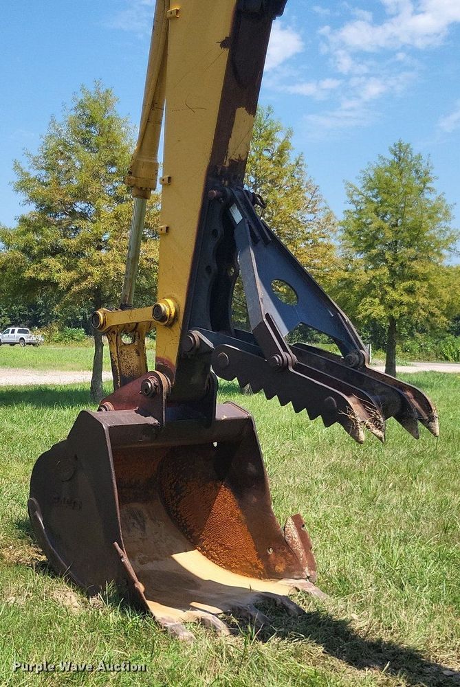 image for item DP5237 2000 John Deere 200LC  excavator