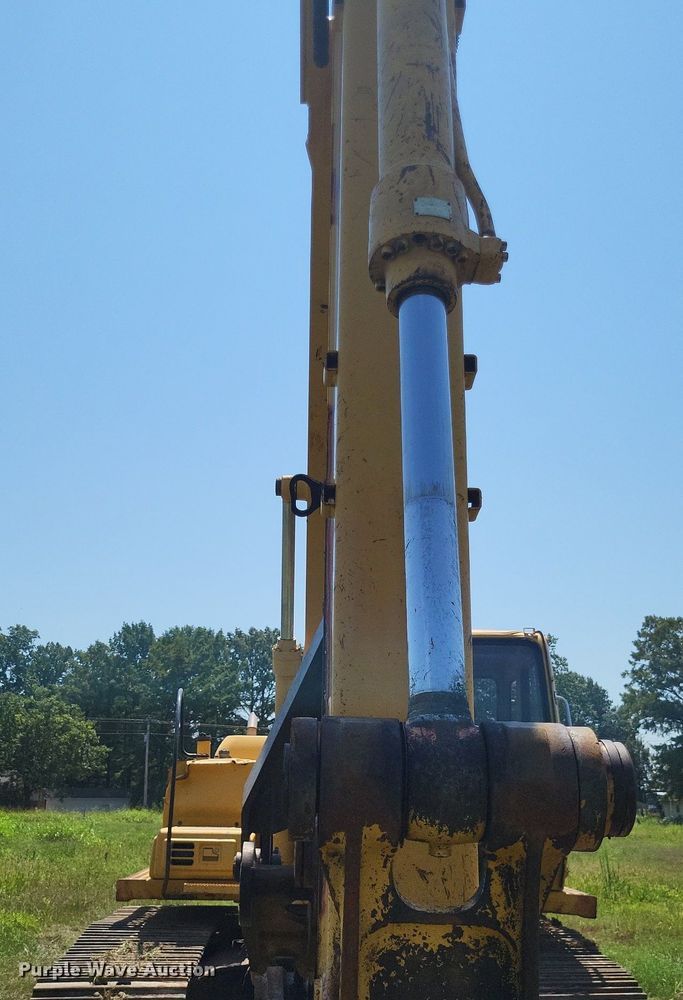 image for item DP5237 2000 John Deere 200LC  excavator