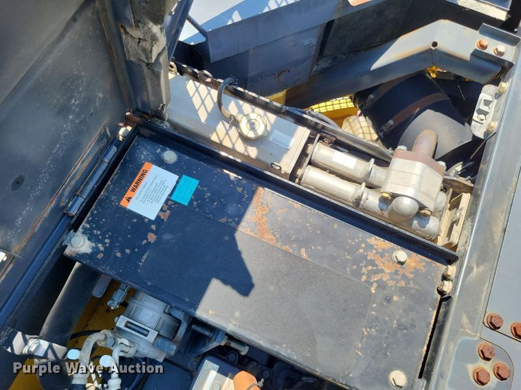 image for item DP5238 2005 Komatsu PC228USLC  excavator