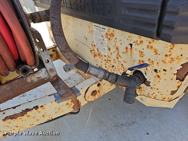 image for item DQ0257 2001 Ingersoll Rand P185 JD  air compressor