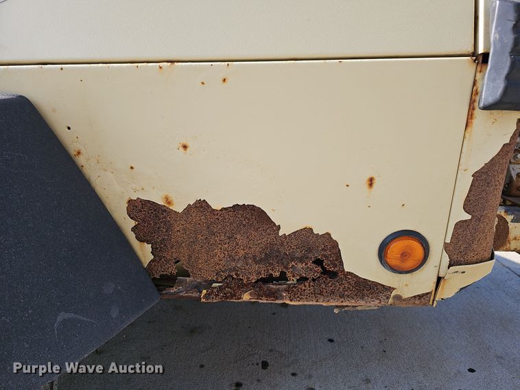 image for item DQ0257 2001 Ingersoll Rand P185 JD  air compressor