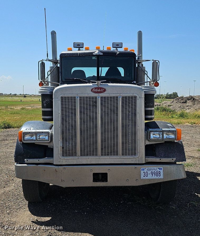 image for item DQ0260 2004 Peterbilt 379  semi truck