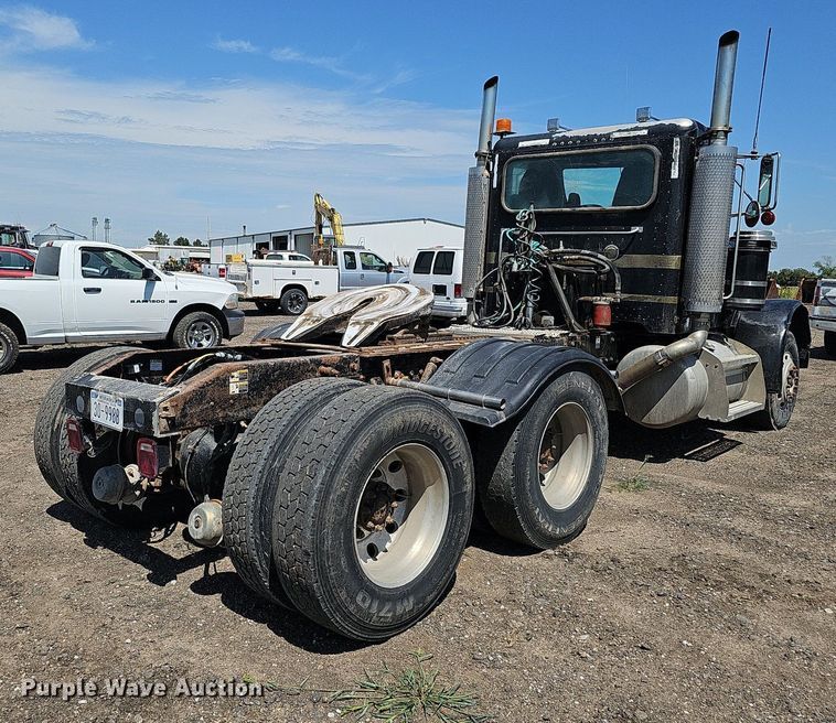 image for item DQ0260 2004 Peterbilt 379  semi truck