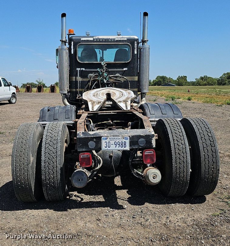 image for item DQ0260 2004 Peterbilt 379  semi truck