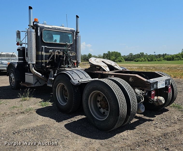 image for item DQ0260 2004 Peterbilt 379  semi truck