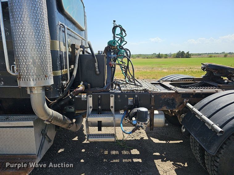 image for item DQ0260 2004 Peterbilt 379  semi truck