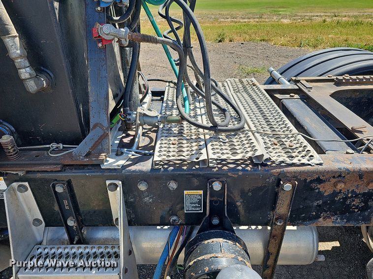 image for item DQ0260 2004 Peterbilt 379  semi truck