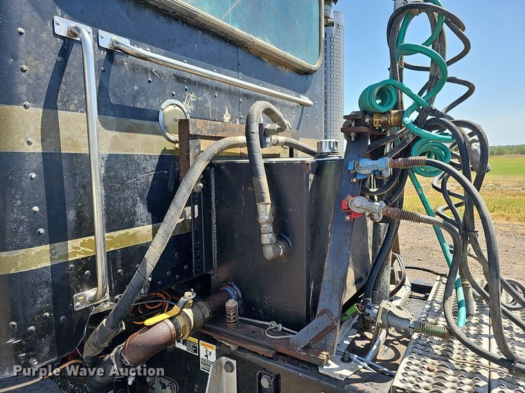 image for item DQ0260 2004 Peterbilt 379  semi truck