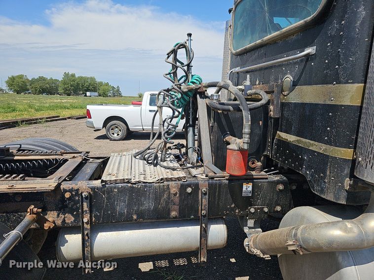 image for item DQ0260 2004 Peterbilt 379  semi truck