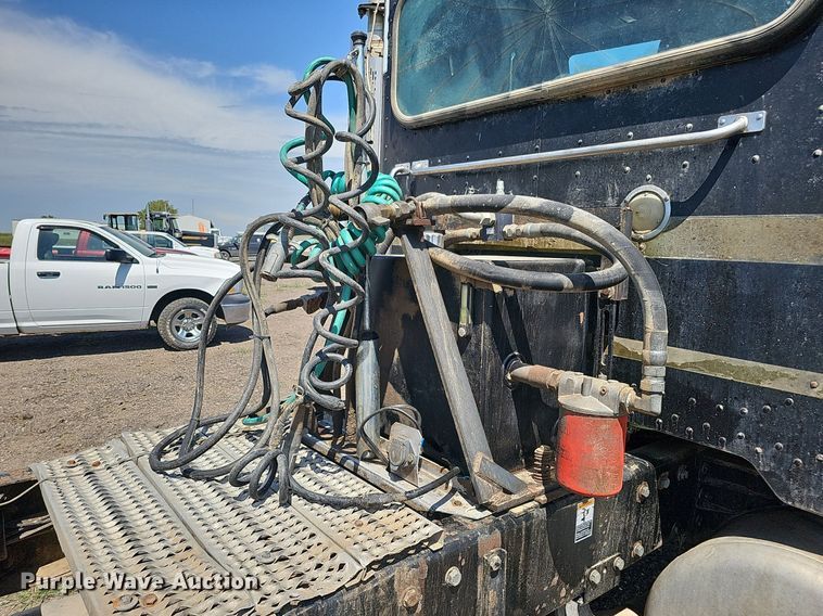 image for item DQ0260 2004 Peterbilt 379  semi truck