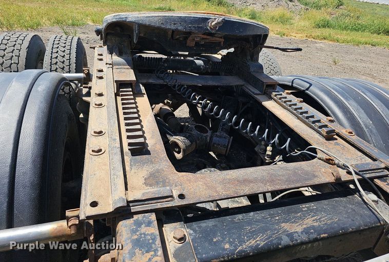 image for item DQ0260 2004 Peterbilt 379  semi truck