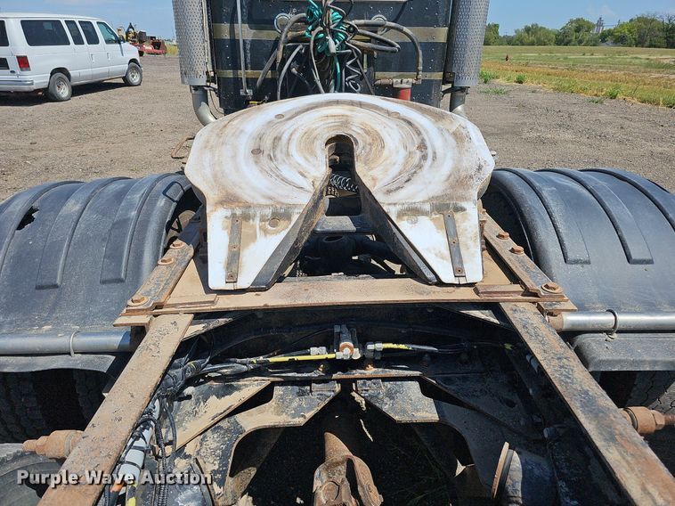 image for item DQ0260 2004 Peterbilt 379  semi truck