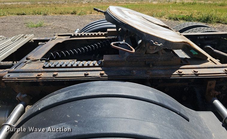 image for item DQ0260 2004 Peterbilt 379  semi truck