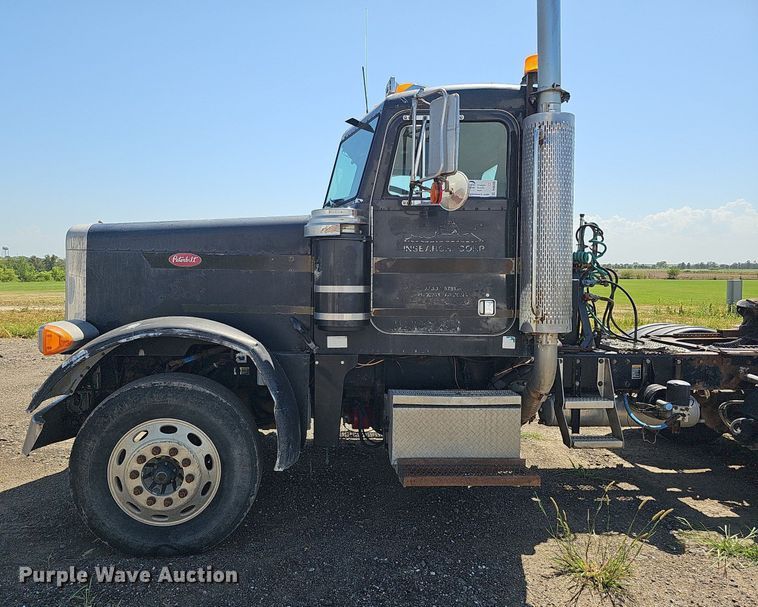 image for item DQ0260 2004 Peterbilt 379  semi truck