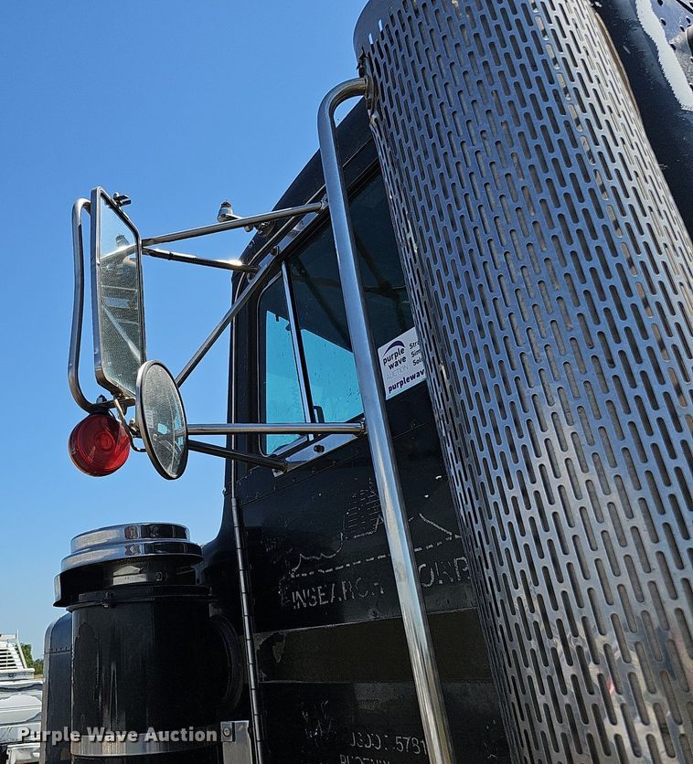 image for item DQ0260 2004 Peterbilt 379  semi truck