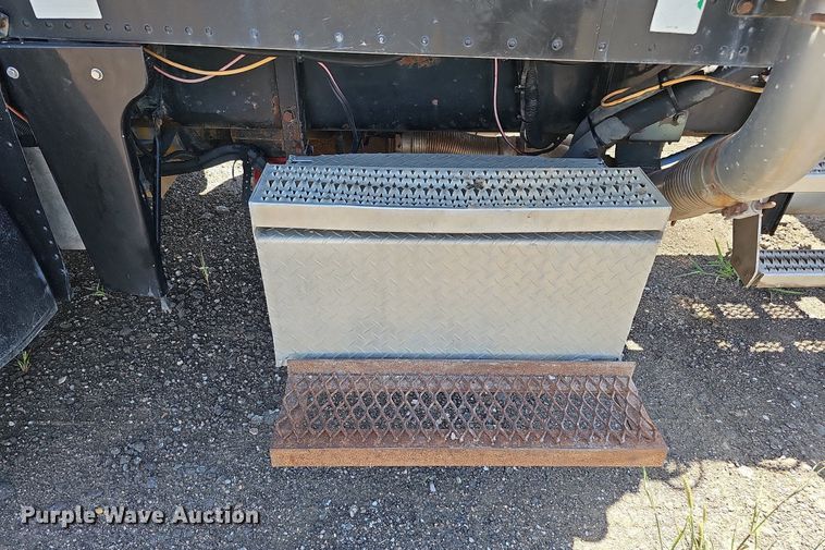 image for item DQ0260 2004 Peterbilt 379  semi truck