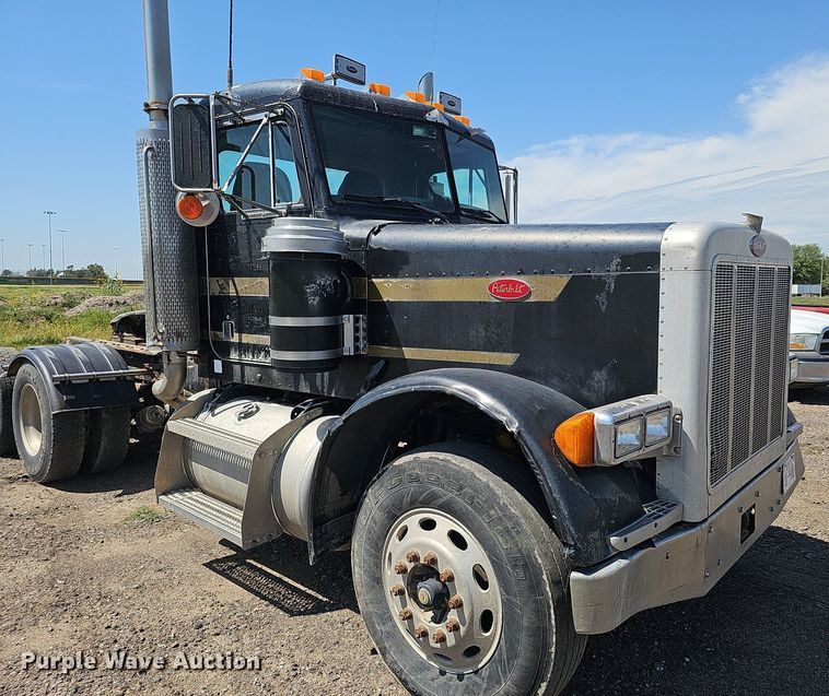image for item DQ0260 2004 Peterbilt 379  semi truck