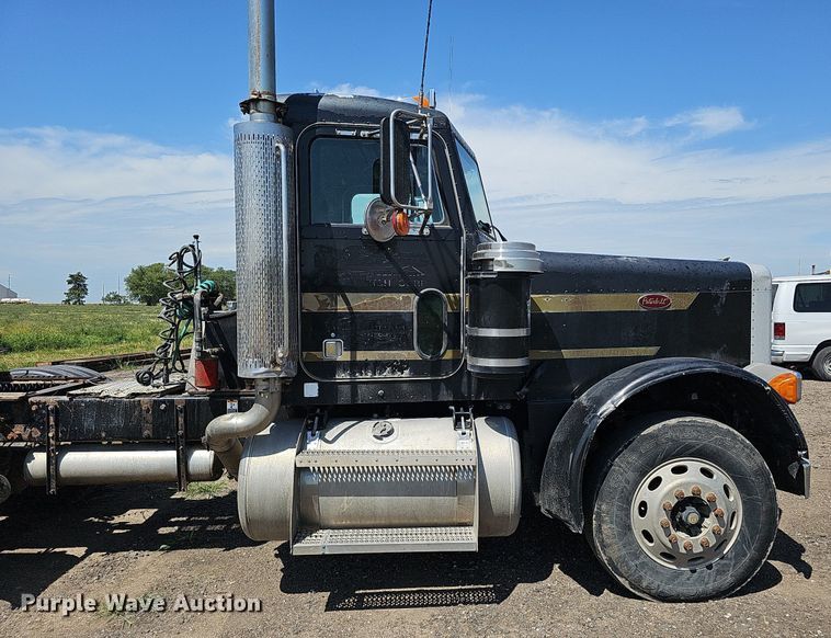 image for item DQ0260 2004 Peterbilt 379  semi truck