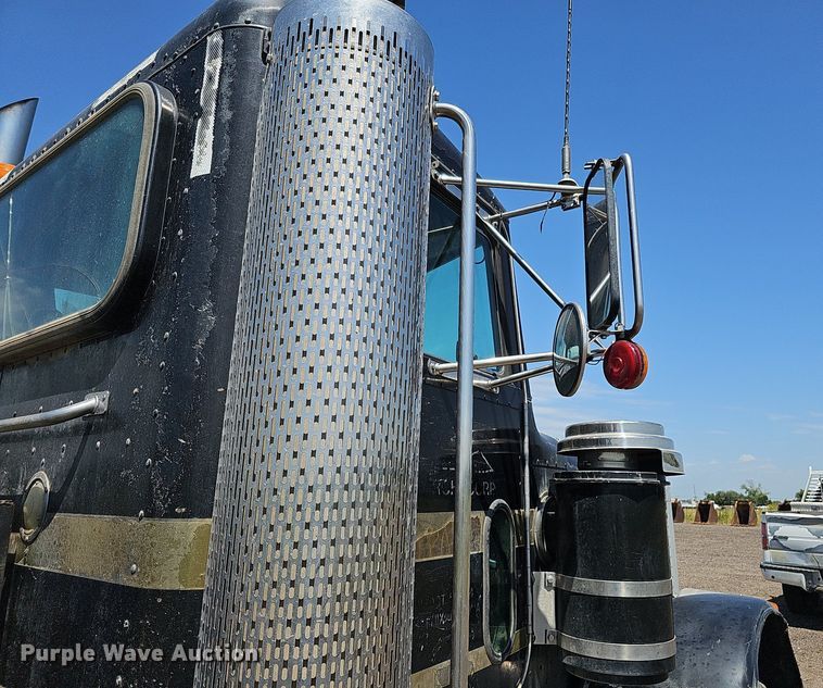 image for item DQ0260 2004 Peterbilt 379  semi truck