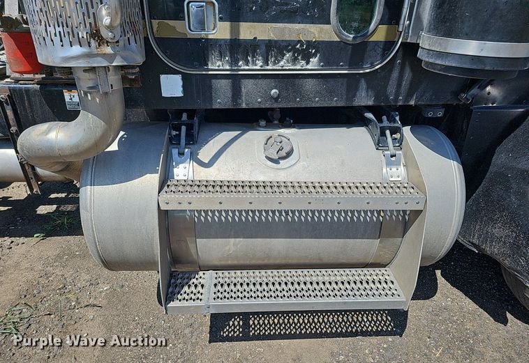 image for item DQ0260 2004 Peterbilt 379  semi truck