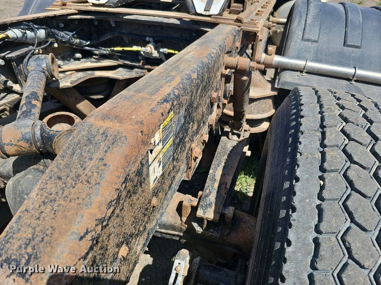 image for item DQ0260 2004 Peterbilt 379  semi truck