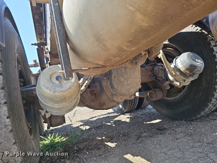 image for item DQ0260 2004 Peterbilt 379  semi truck