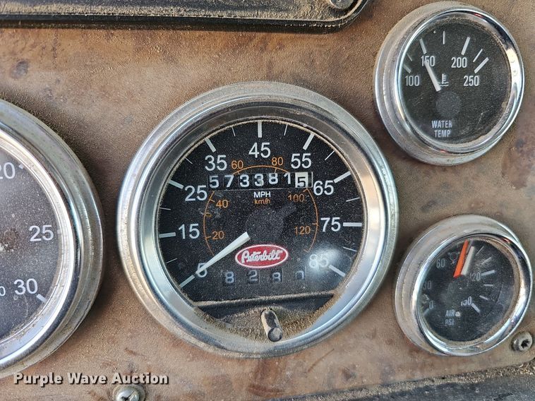 image for item DQ0260 2004 Peterbilt 379  semi truck