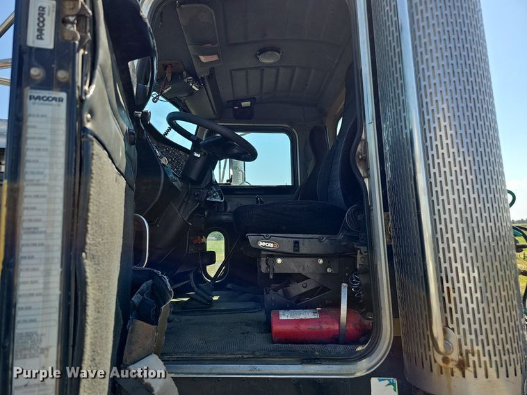 image for item DQ0260 2004 Peterbilt 379  semi truck