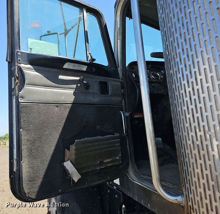 image for item DQ0260 2004 Peterbilt 379  semi truck