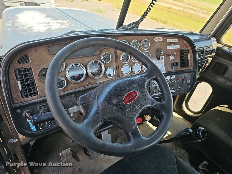image for item DQ0260 2004 Peterbilt 379  semi truck