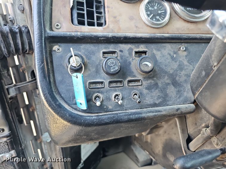 image for item DQ0260 2004 Peterbilt 379  semi truck