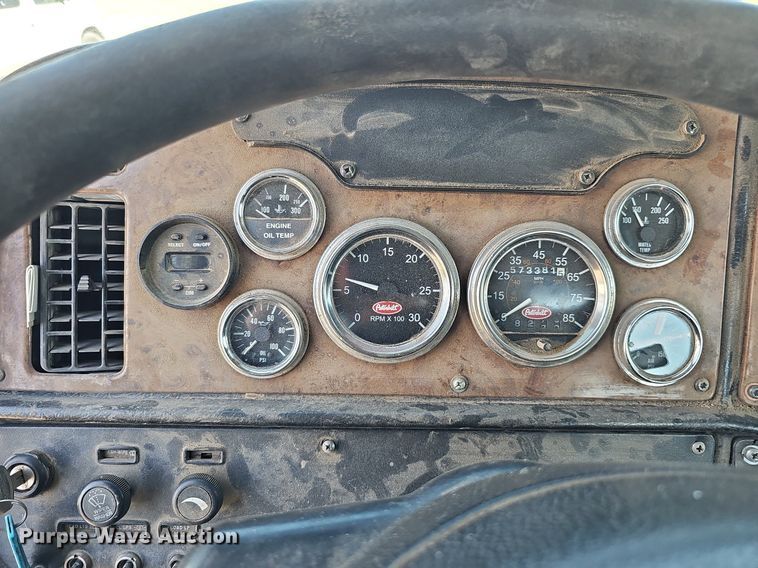 image for item DQ0260 2004 Peterbilt 379  semi truck