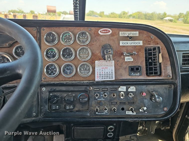 image for item DQ0260 2004 Peterbilt 379  semi truck