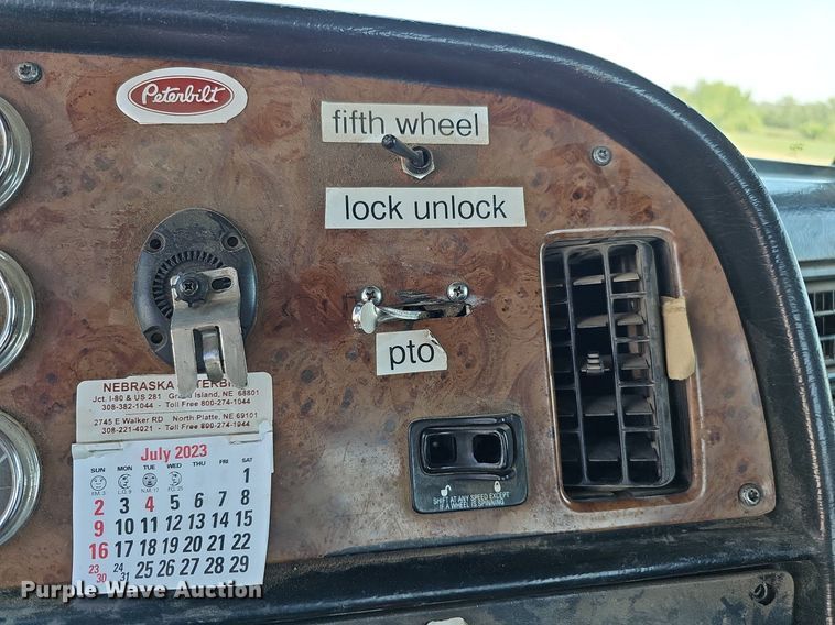 image for item DQ0260 2004 Peterbilt 379  semi truck