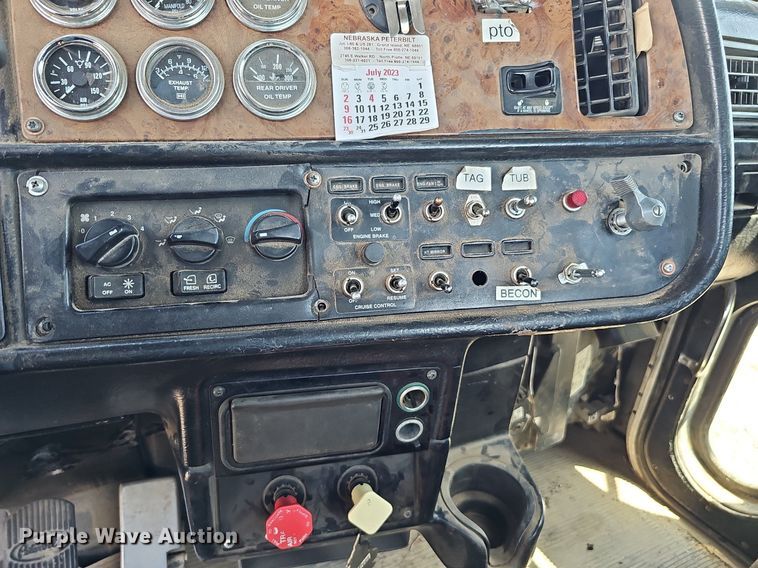 image for item DQ0260 2004 Peterbilt 379  semi truck