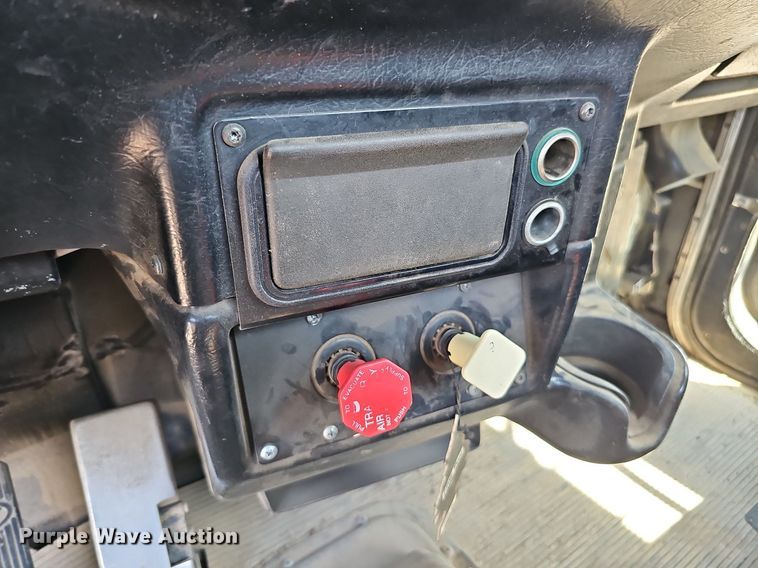 image for item DQ0260 2004 Peterbilt 379  semi truck