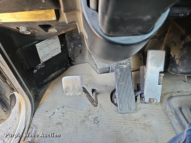 image for item DQ0260 2004 Peterbilt 379  semi truck