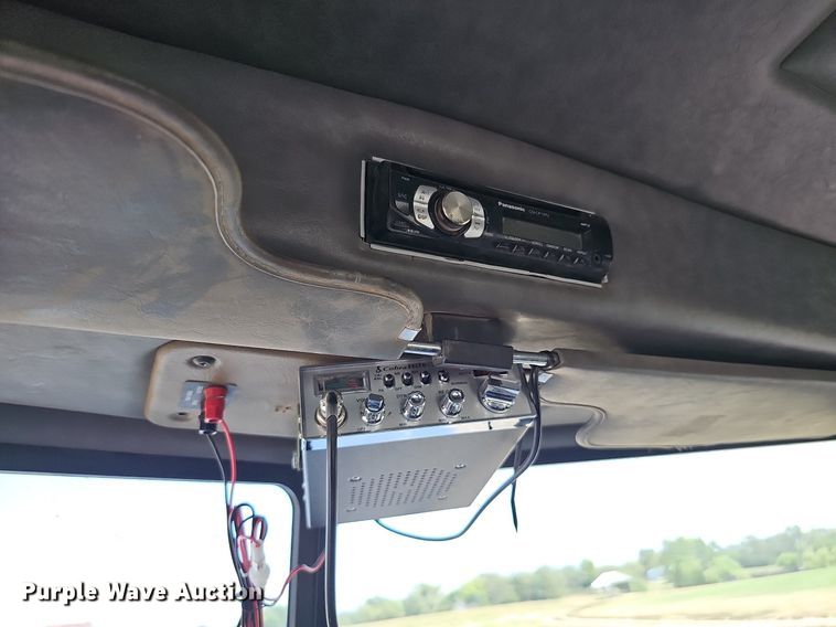 image for item DQ0260 2004 Peterbilt 379  semi truck