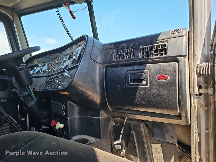 image for item DQ0260 2004 Peterbilt 379  semi truck