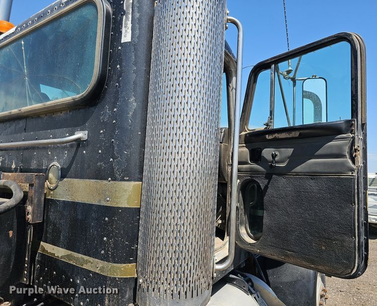 image for item DQ0260 2004 Peterbilt 379  semi truck