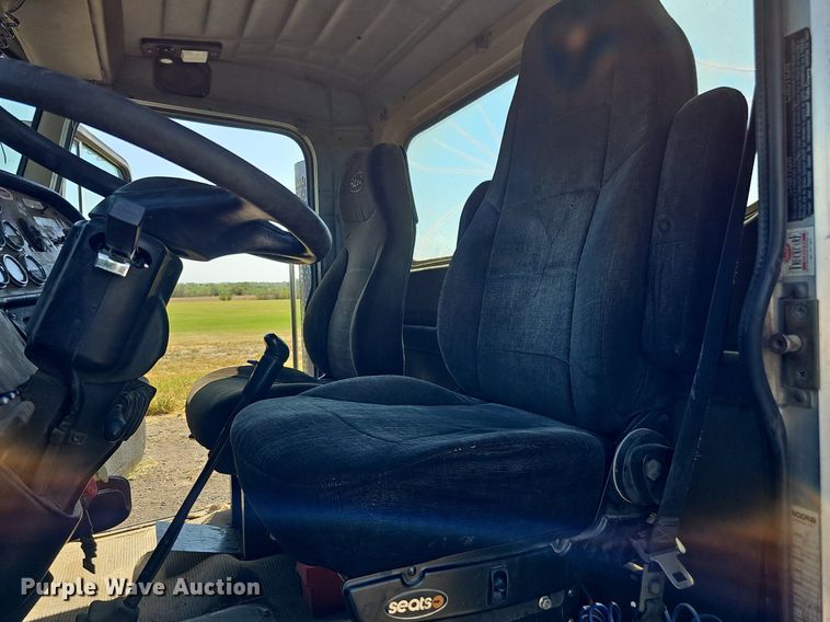 image for item DQ0260 2004 Peterbilt 379  semi truck