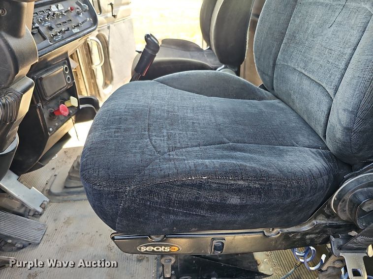 image for item DQ0260 2004 Peterbilt 379  semi truck