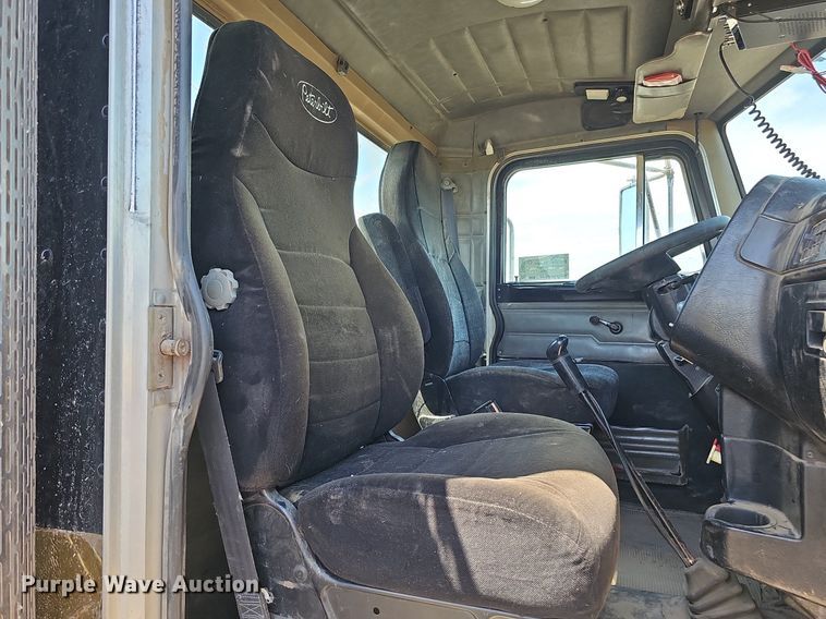 image for item DQ0260 2004 Peterbilt 379  semi truck